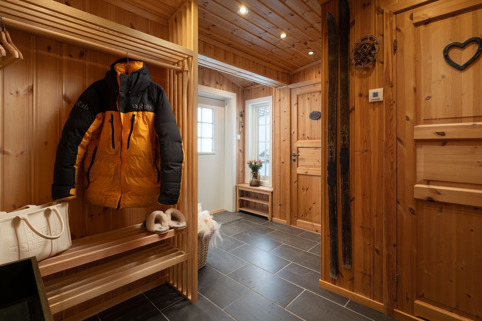 Entré/gang med garderobeløsning Galleribilde