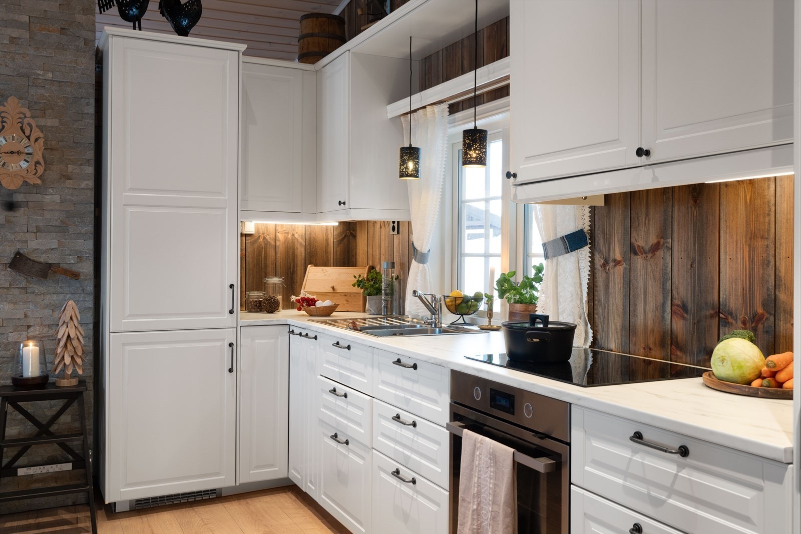 Kjøkkeninnredningen har godt med benk- og skapplass i under- og overskap, samt høyskap. Galleribilde