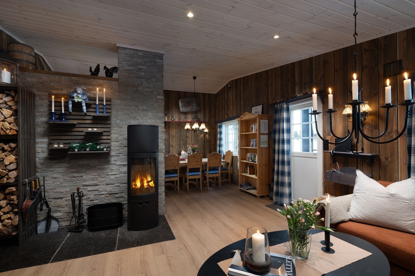 Dør ut til terrasse og flott sommerstue. Galleribilde