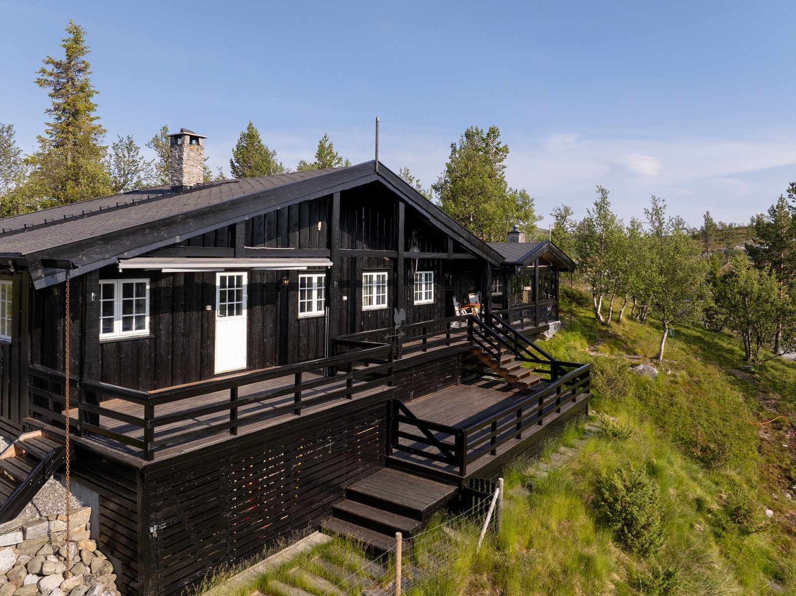 Flere fine uteplasser med terrasse over to plan, delvis takoverbygd. Galleribilde