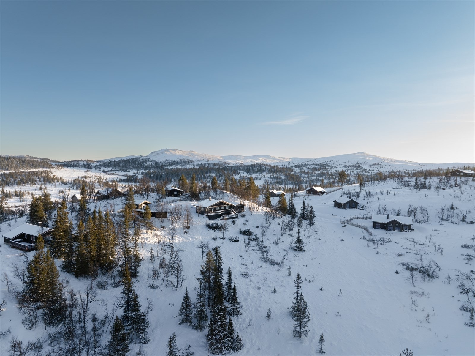 Toppturer til bl.a. Åkrefjell (1200 moh.), Trommenatten (1176 moh.) og Hallingnatten (1314 moh.) er populære turer i lett terreng som passer for både små og store. Galleribilde
