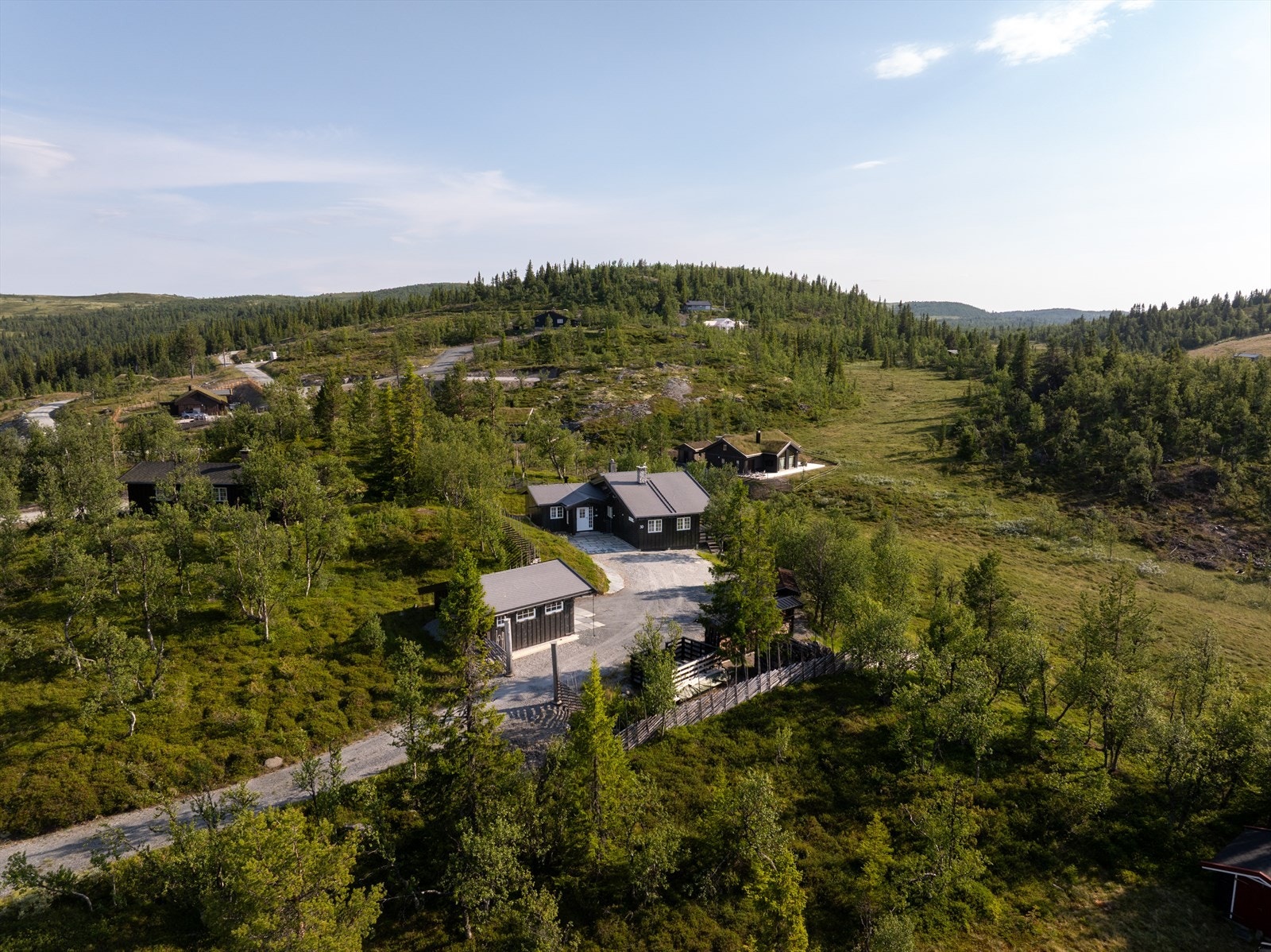 Skiløyper og turstier går rett utenfor eiendommen, og det er kort kjørevei til Nesfjellet alpinsenter Galleribilde