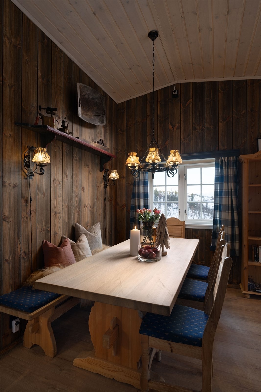 Stue og kjøkken ble overflateoppusset i 2022. Galleribilde