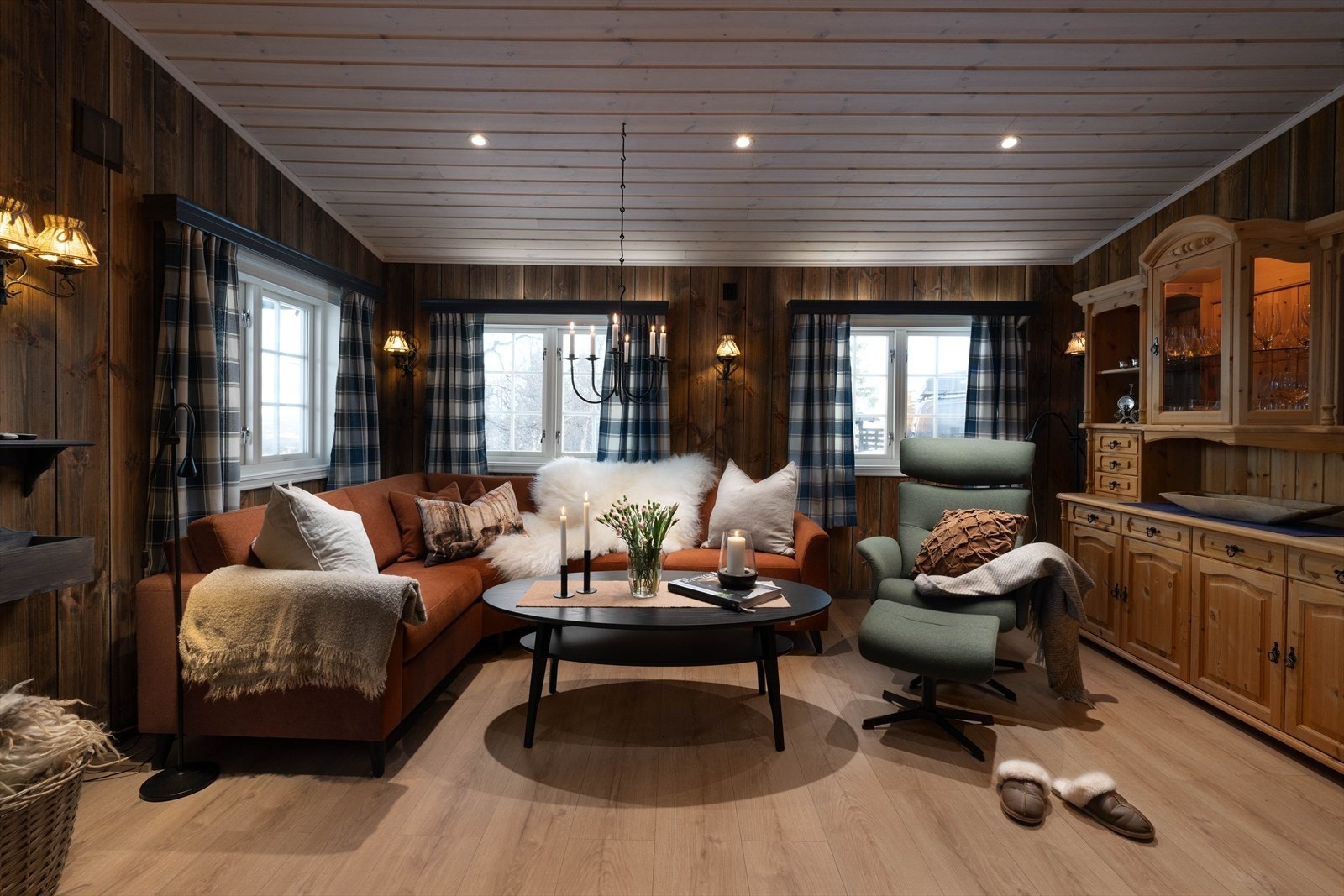 Koselig stue med beisede overflater og laminatparkett på gulv. Galleribilde