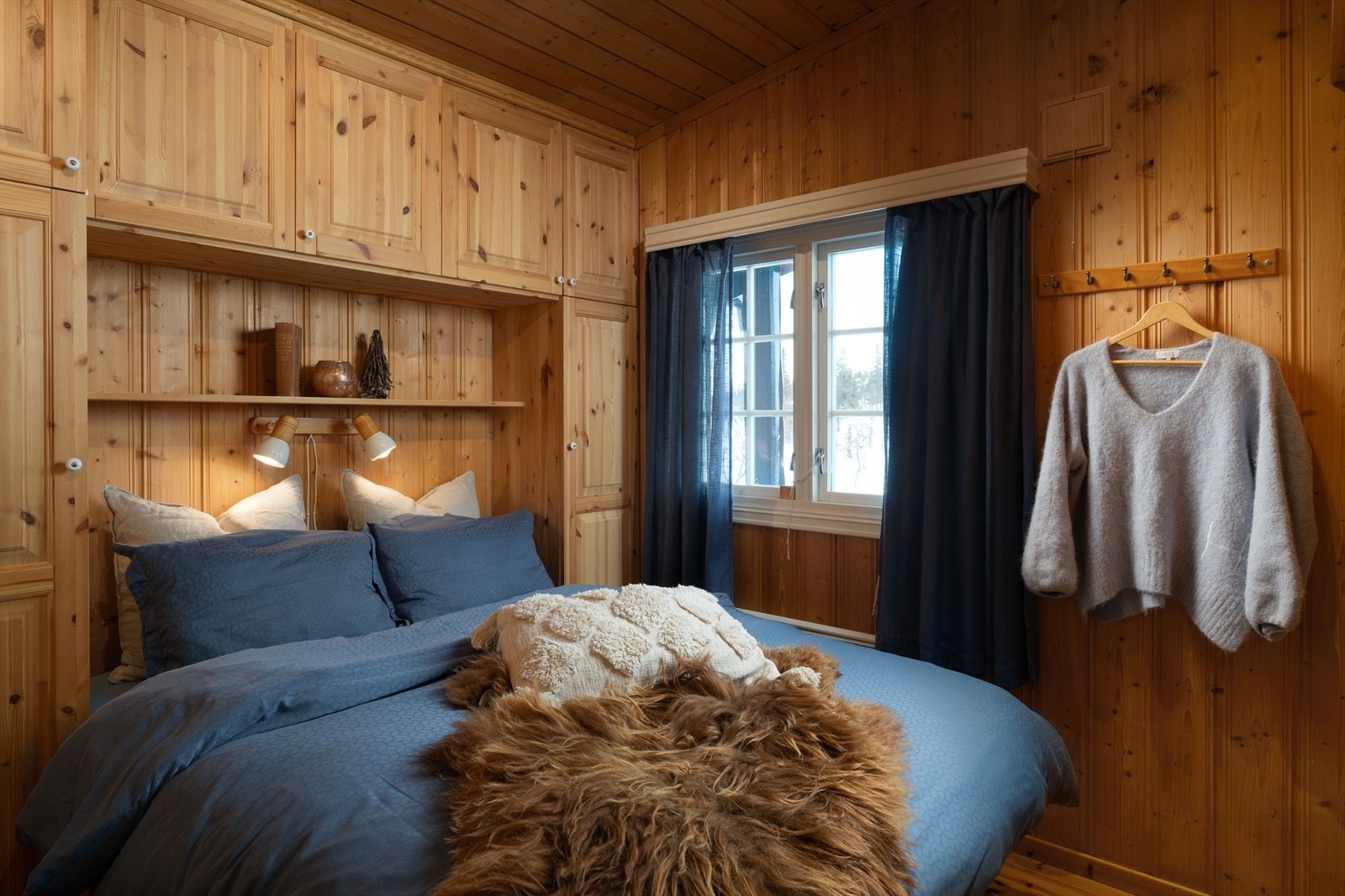 Det er totalt fire soverom i hytta, så her skal det være plass for hele storfamilien! Soverom 1 med dobbeltseng og plassbygd garderobeløsning. Galleribilde