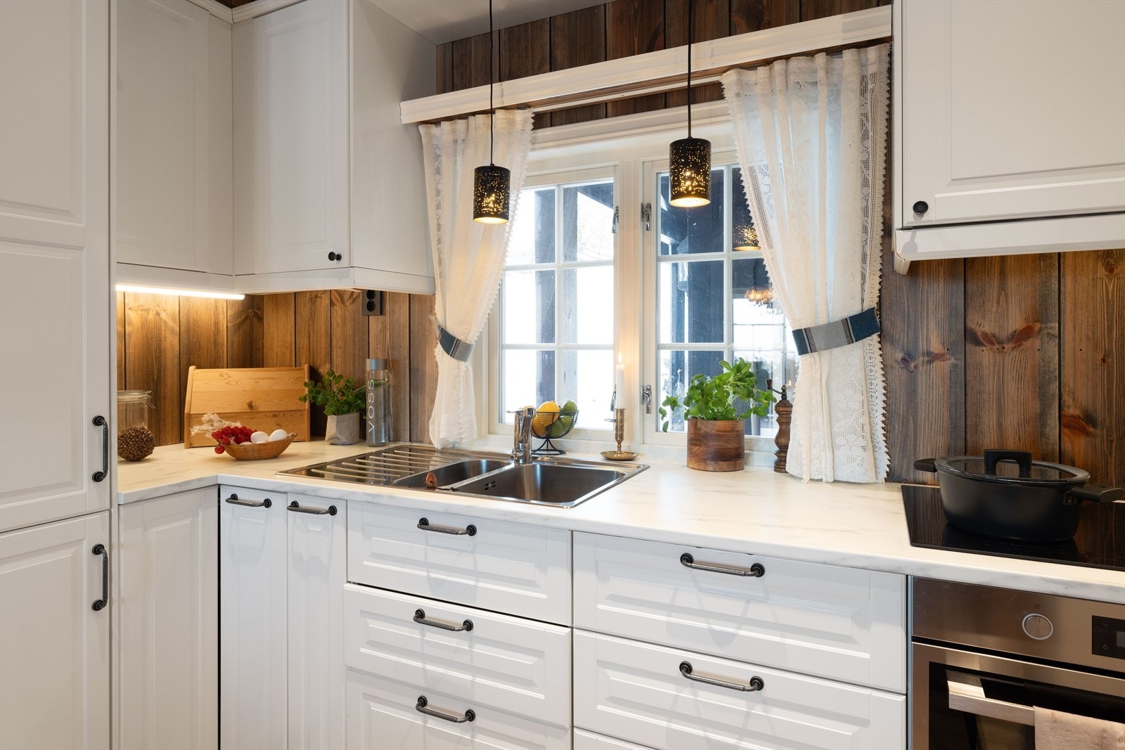 Skrog i laminat/finerte plater og profilerte fronter. Galleribilde