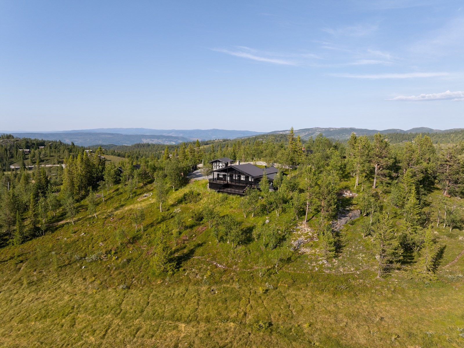 Både i umiddelbar nærhet og med kort kjøreavstand finner du aktiviteter som langrenn, alpint, sykkelturer, golf, toppturer og spaserturer på merkede turstier, noe som gjør dette området ypperlig for alle og enhver både sommer som vinter. Galleribilde
