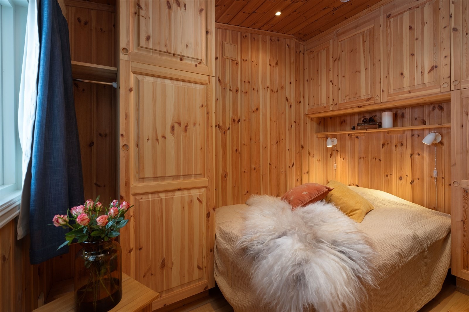 Soverom 2 med dobbeltseng og garderobeløsning. Galleribilde