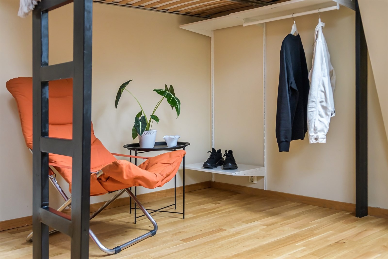 En lun og praktisk krok under hemsen - perfekt som garderobeplass, en liten lesesone med stol og bord eller til smart oppbevaring Galleribilde