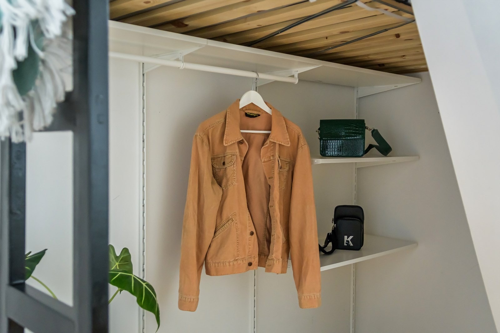 Det praktiske hjørnet under hemsen gir gode oppbevaringsmuligheter for både klær og andre eiendeler man ønsker å holde organisert og ha lett tilgjengelig. Galleribilde