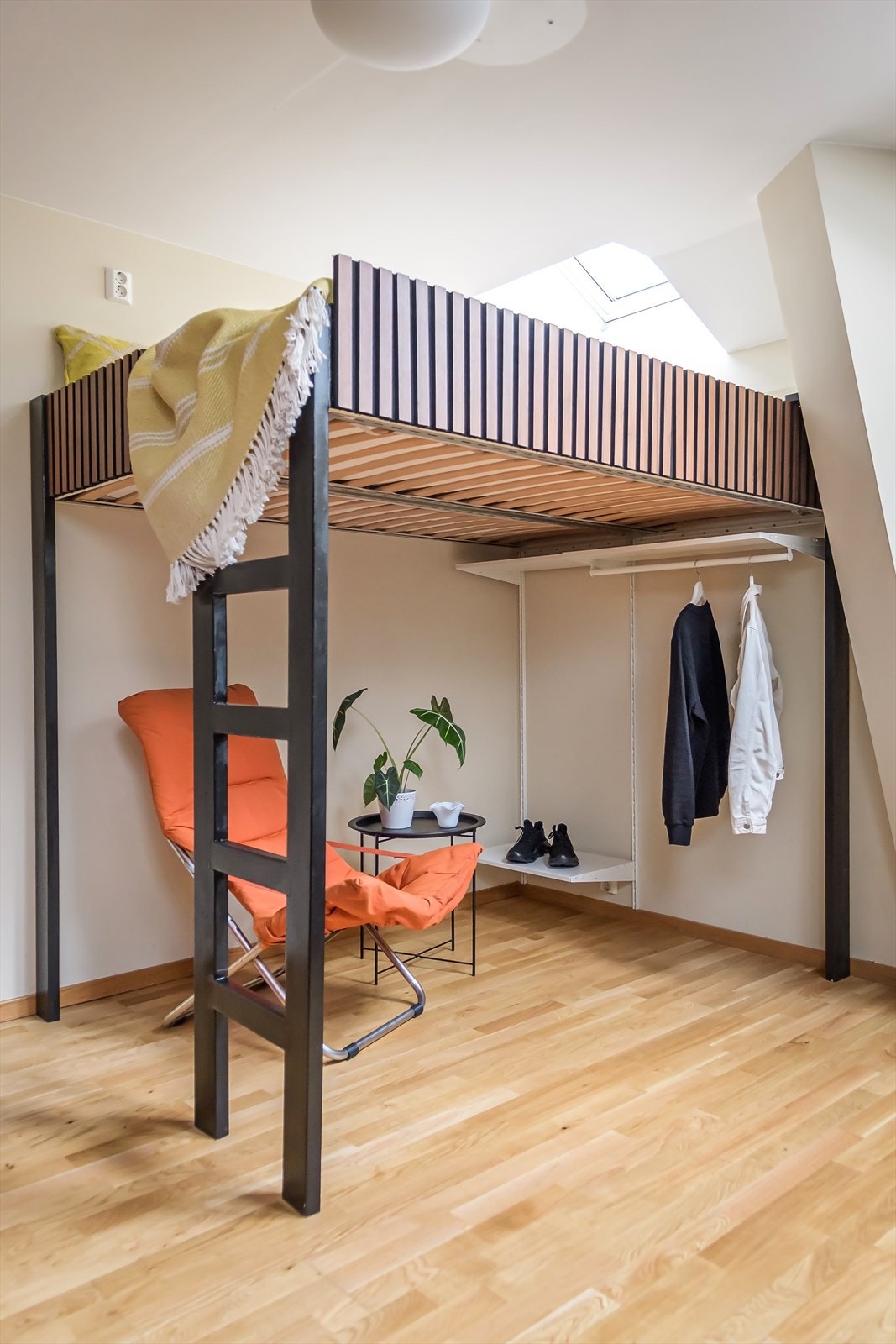 Smart og plassbesparende hemsløsning med soveplass i høyden og praktisk garderobeløsning under Galleribilde