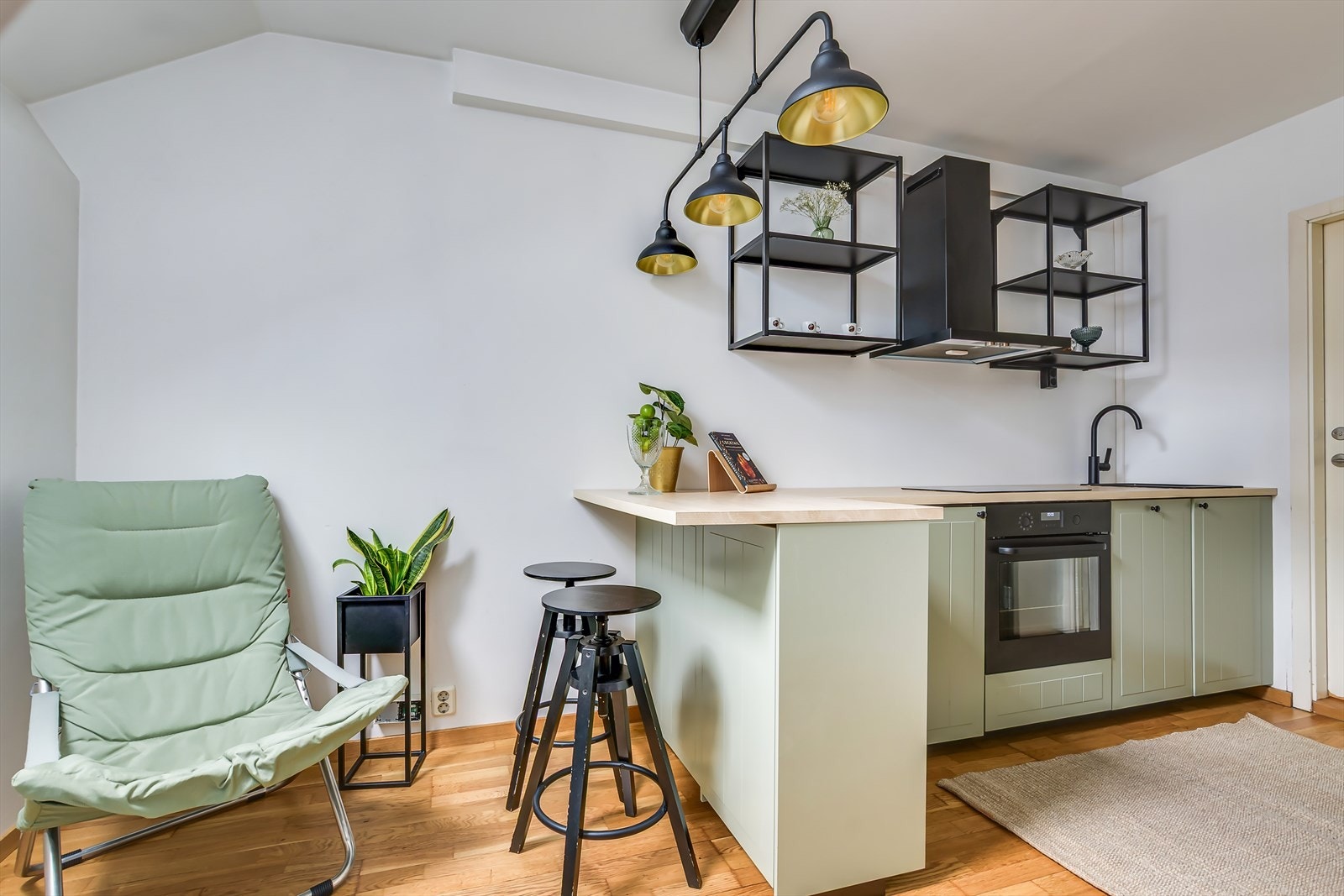 Lys og innbydende hybeldel med moderne kjøkkenløsning, praktisk hems og gjennomtenkte detaljer som gir en funksjonell og trivelig boopplevelse. Galleribilde