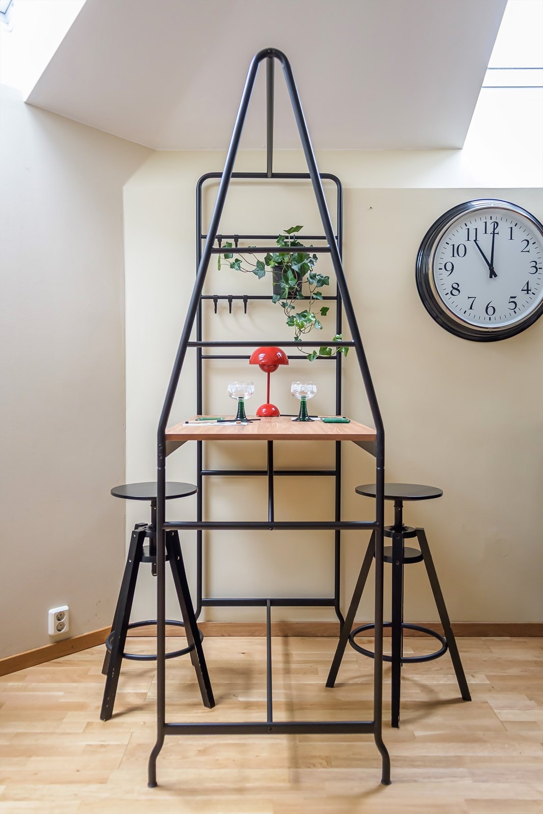 Hyggelig spiseplass med moderne og plassbesparende løsning -perfekt for en kopp kaffe eller et måltid for to under det naturlige lyset fra takvinduet. Galleribilde