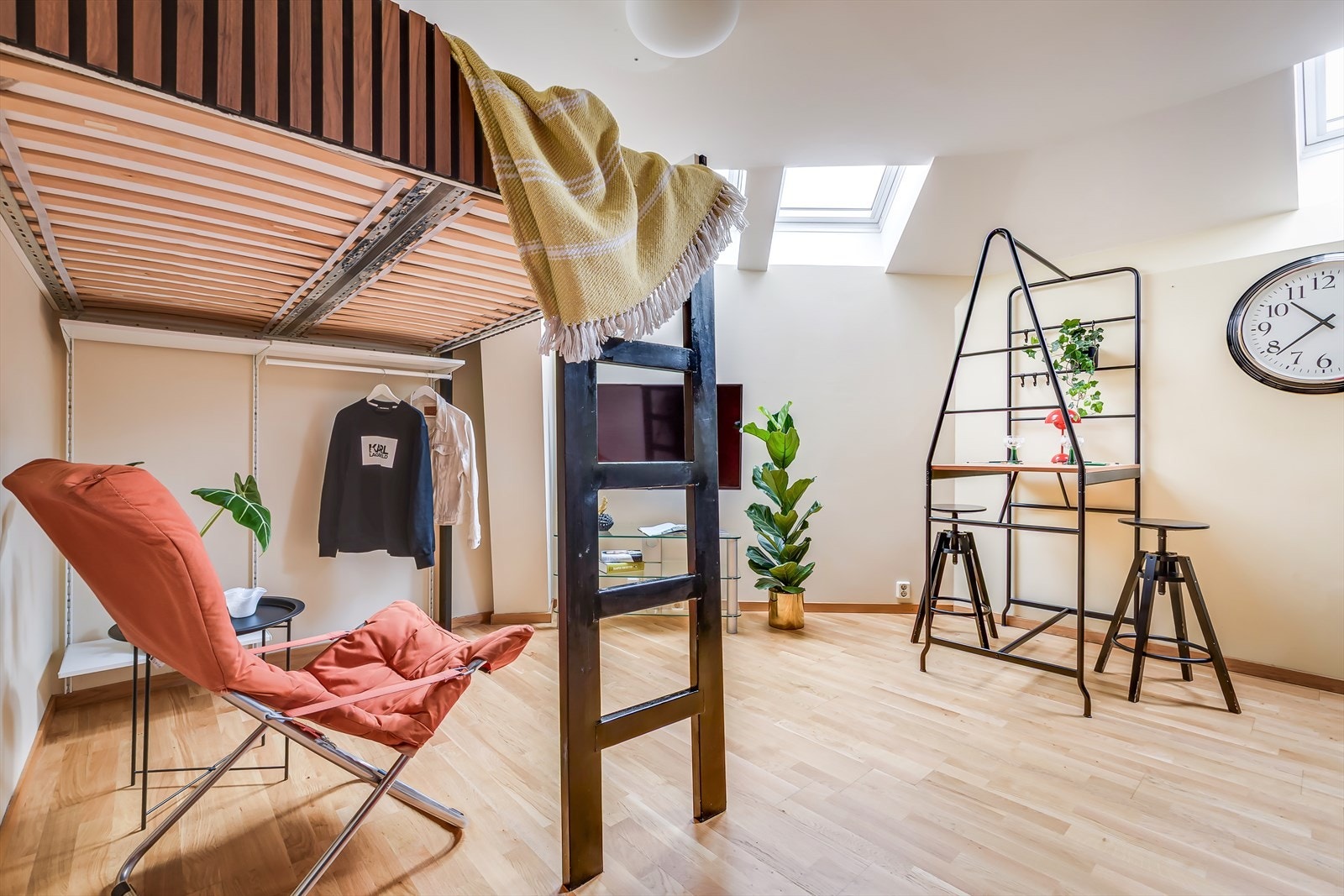 Leiligheten har lyse, innbydende overflater og er gjennomgående belagt med elegant 3-stavs eikeparkett som gir et varmt og stilrent preg Galleribilde