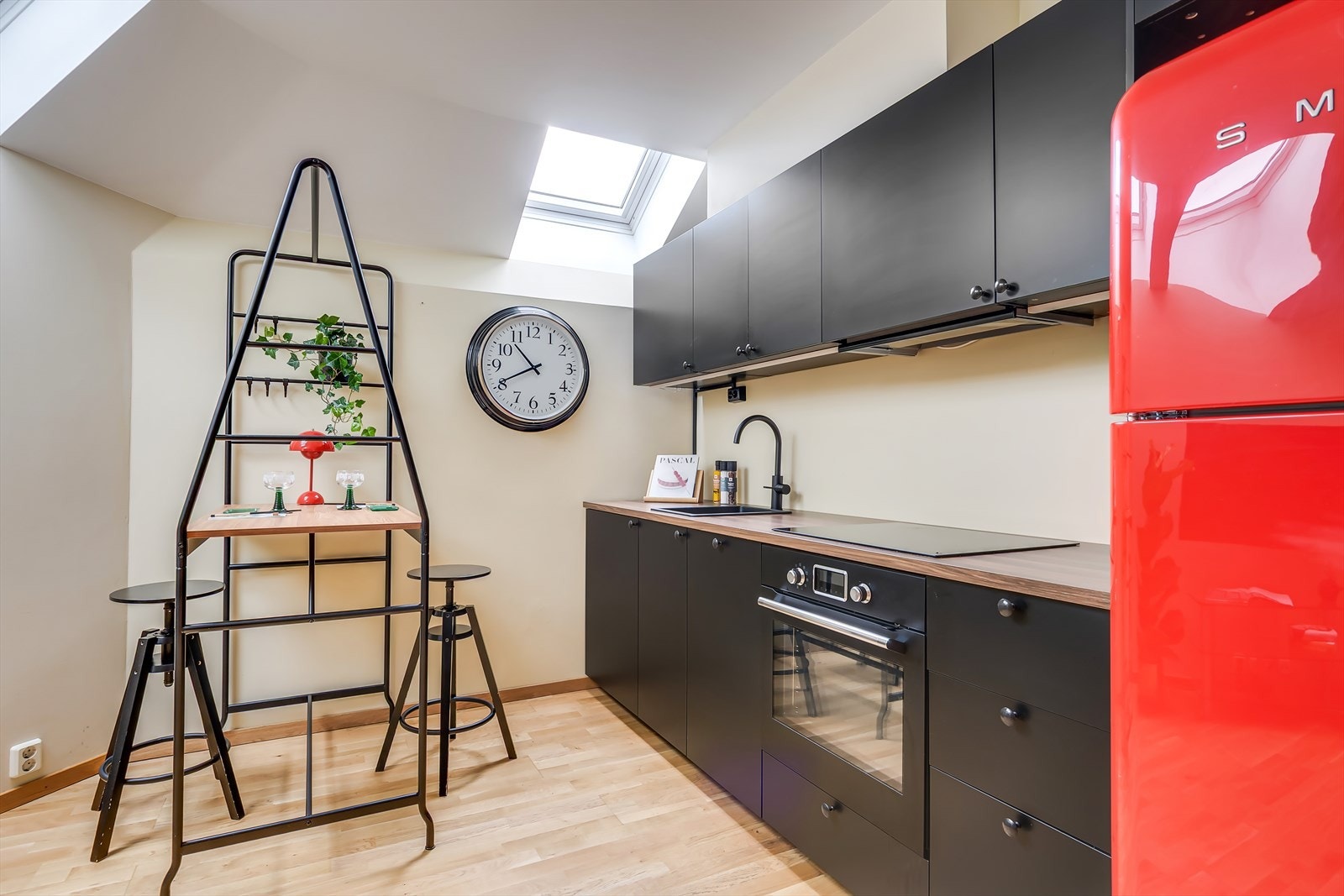 Moderne kjøkkeninnredning med glatte fronter og laminat benkeplate Galleribilde