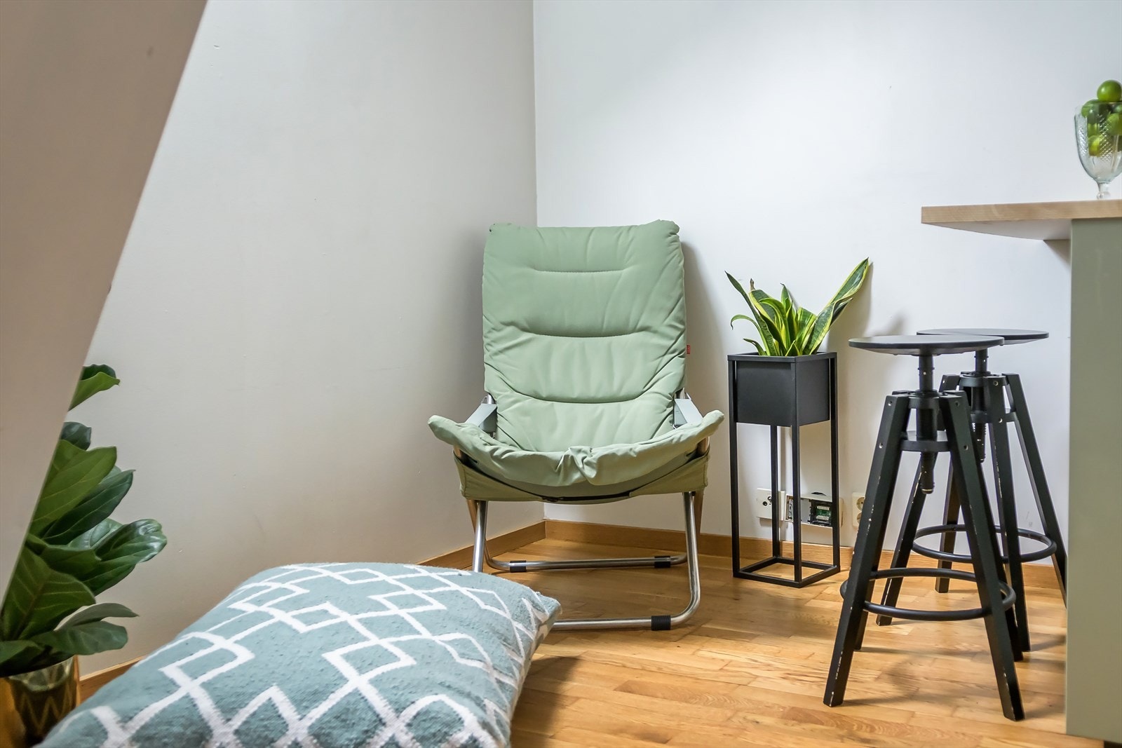 Den lune lesekroken gir et rolig og behagelig hjørne av rommet, perfekt for avslapning med en god bok eller en kopp te. Galleribilde