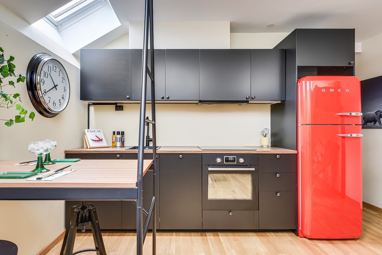 Her er det integrert induksjonstopp, stekeovn, oppvaskmaskin og ventilator montert over kokeplassen Galleribilde