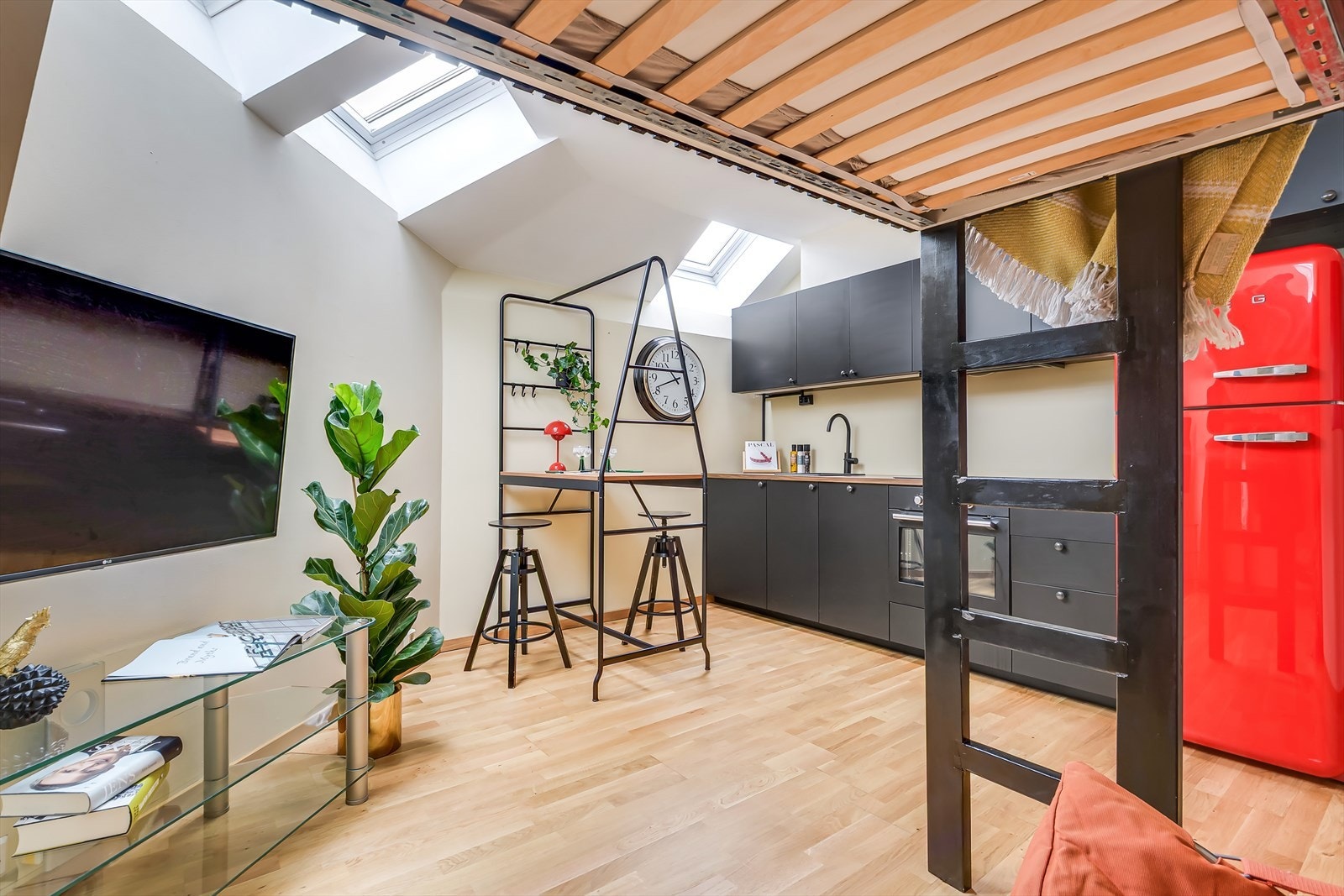 Lyst og trivelig oppholdsrom med skråtak og takvinduer som slipper inn rikelig med dagslys. Galleribilde