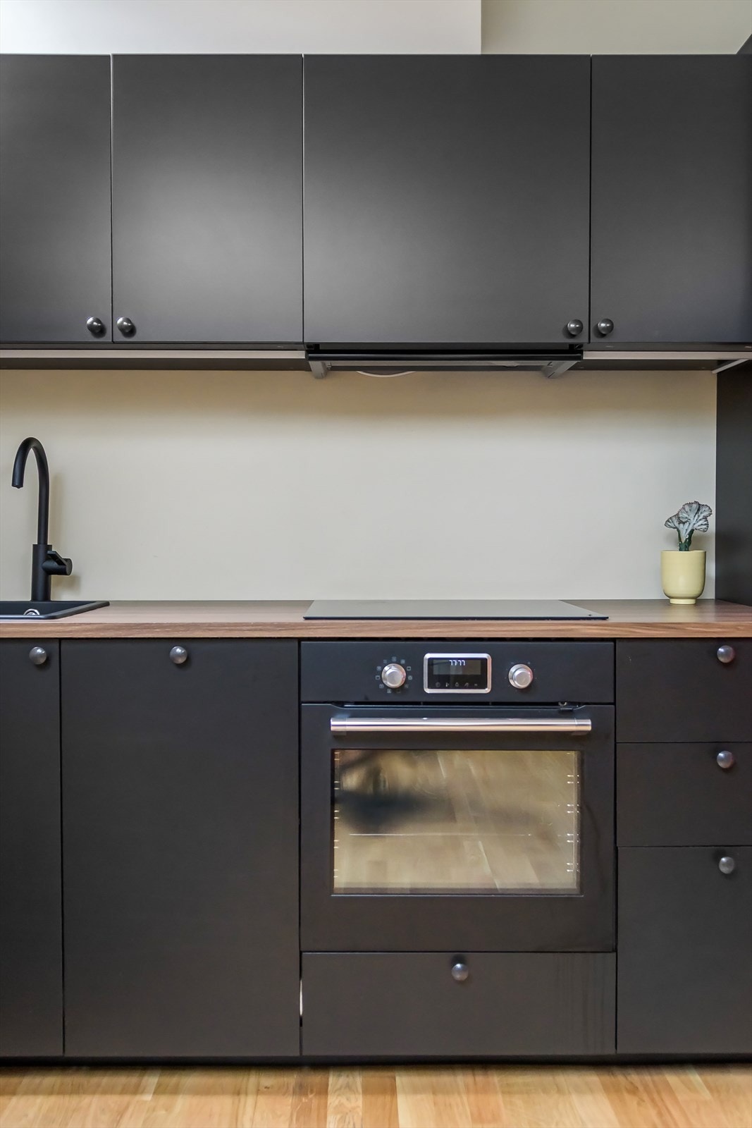 Kjøkkenet har godt med oppbevaringsplass i både over- og underskap Galleribilde