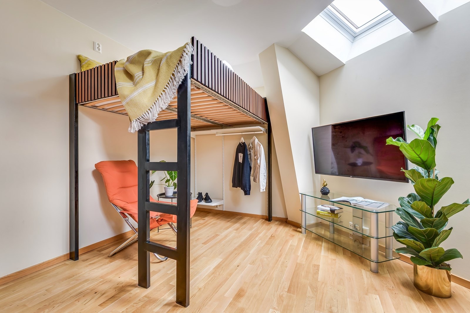 Hoveddelen har åpen stue/kjøkkenløsning, stort bad og entré Galleribilde