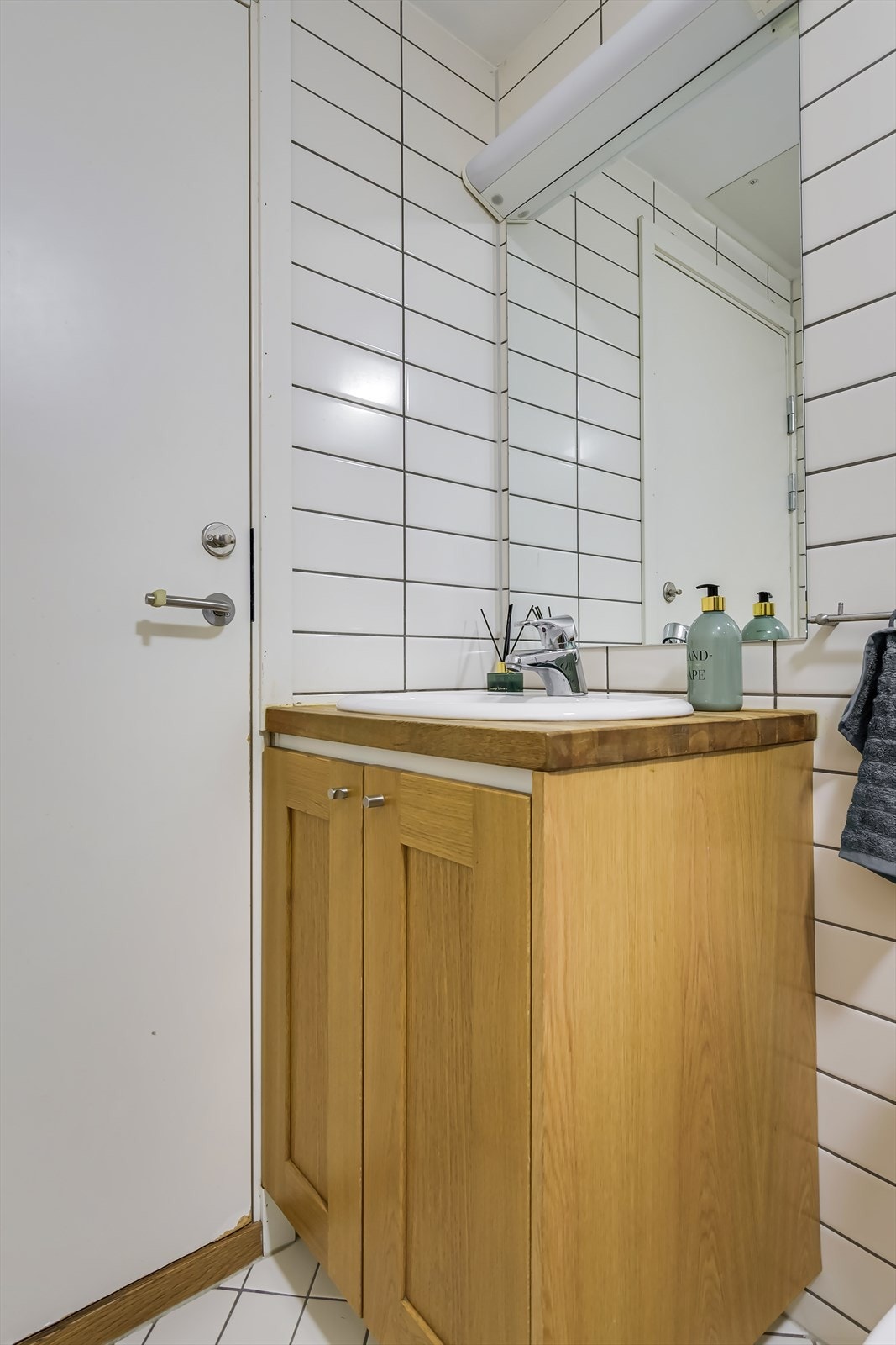 Innredningen består av servant med underskap, speil med innredet lys og toalett Galleribilde