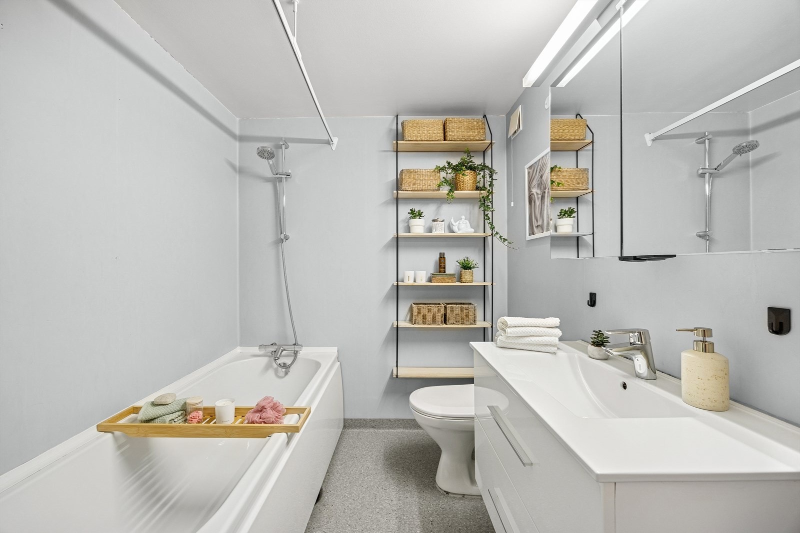 Boligens bad ligger i u. etasje og er fra 2016. Galleribilde