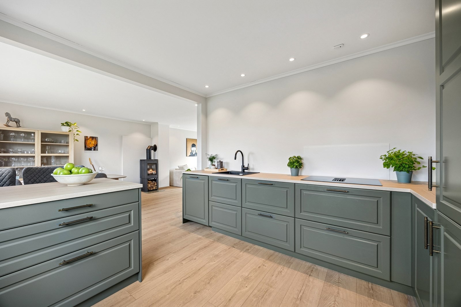 Kjøkkenet er fra Drømmekjøkken og ble montert i 2024. Galleribilde