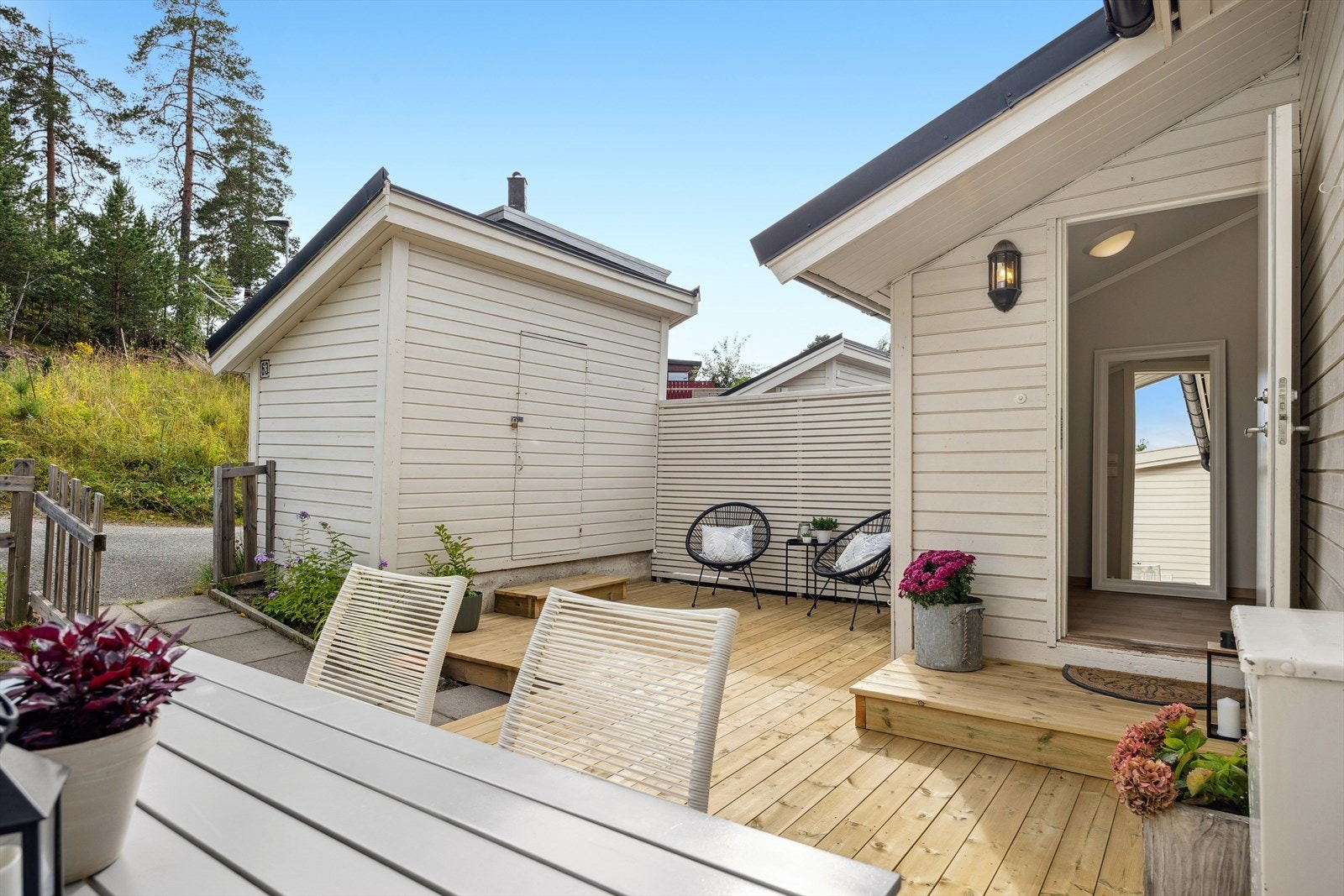 Ved inngangspartiet har boligen en sydvendt terrasse på 25 kvm. Galleribilde