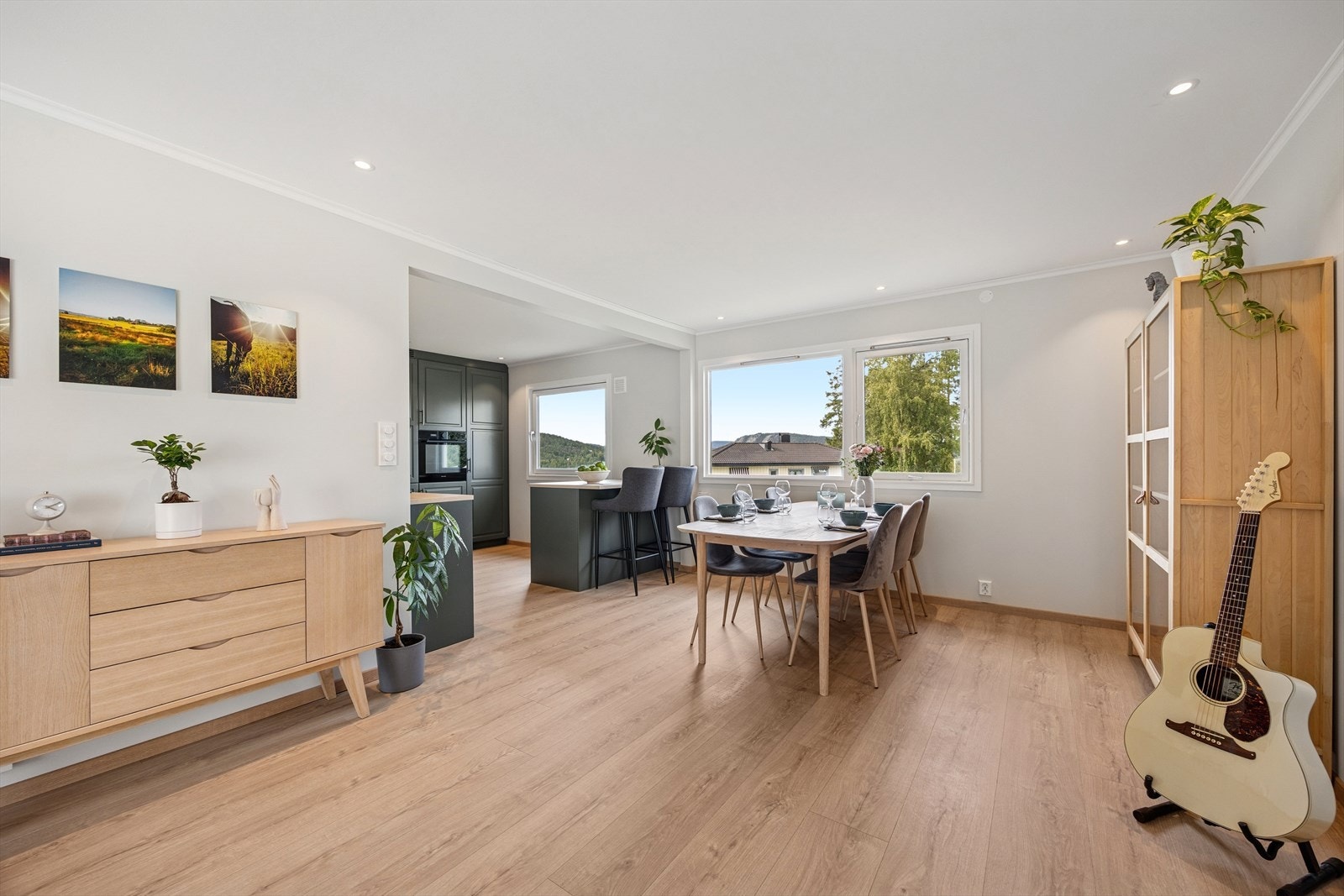 Her er det god plass til både sofa og spisestue. Galleribilde