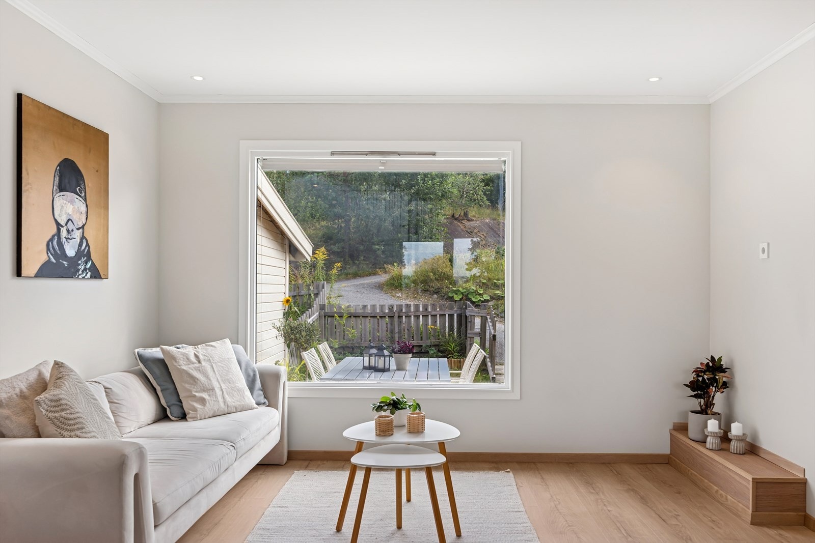 Gjennomgående lysinnslipp i oppholdsrommet. Galleribilde