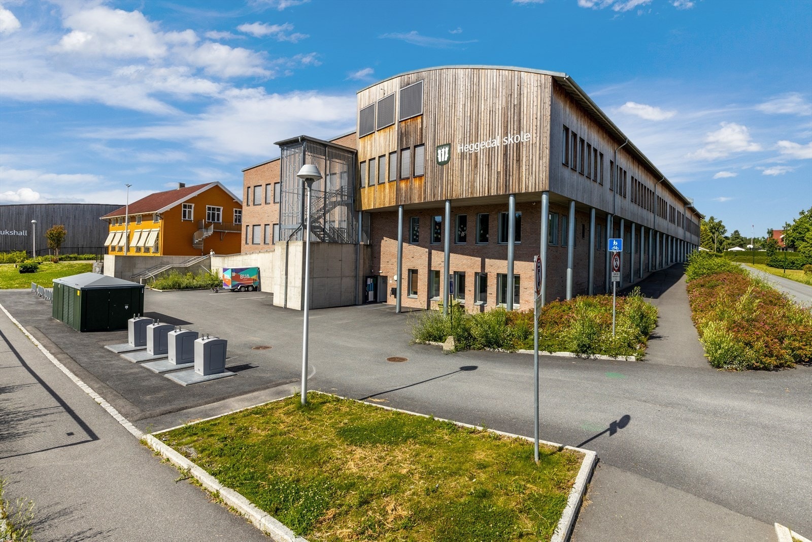 Moderne Heggedal barneskole ligger i gangavstand med trygg skolevei Galleribilde
