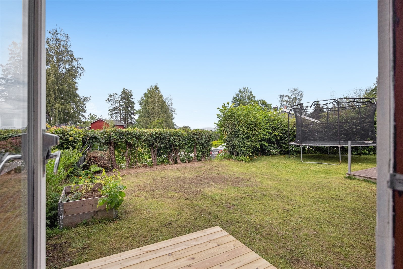 Fra hovedsoverommet er det utgang til hagen Galleribilde