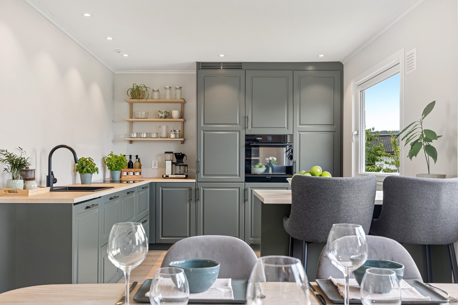 Åpent og sosialt kjøkken med kjøkkenøy og praktisk barløsning. Galleribilde