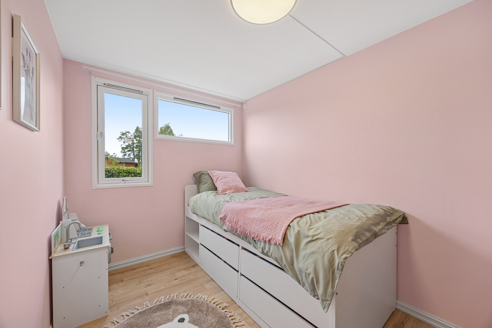 Boligen har en barnevennlig planløsning med soverommene samlet på samme plan. Her fra soverom 2. Galleribilde