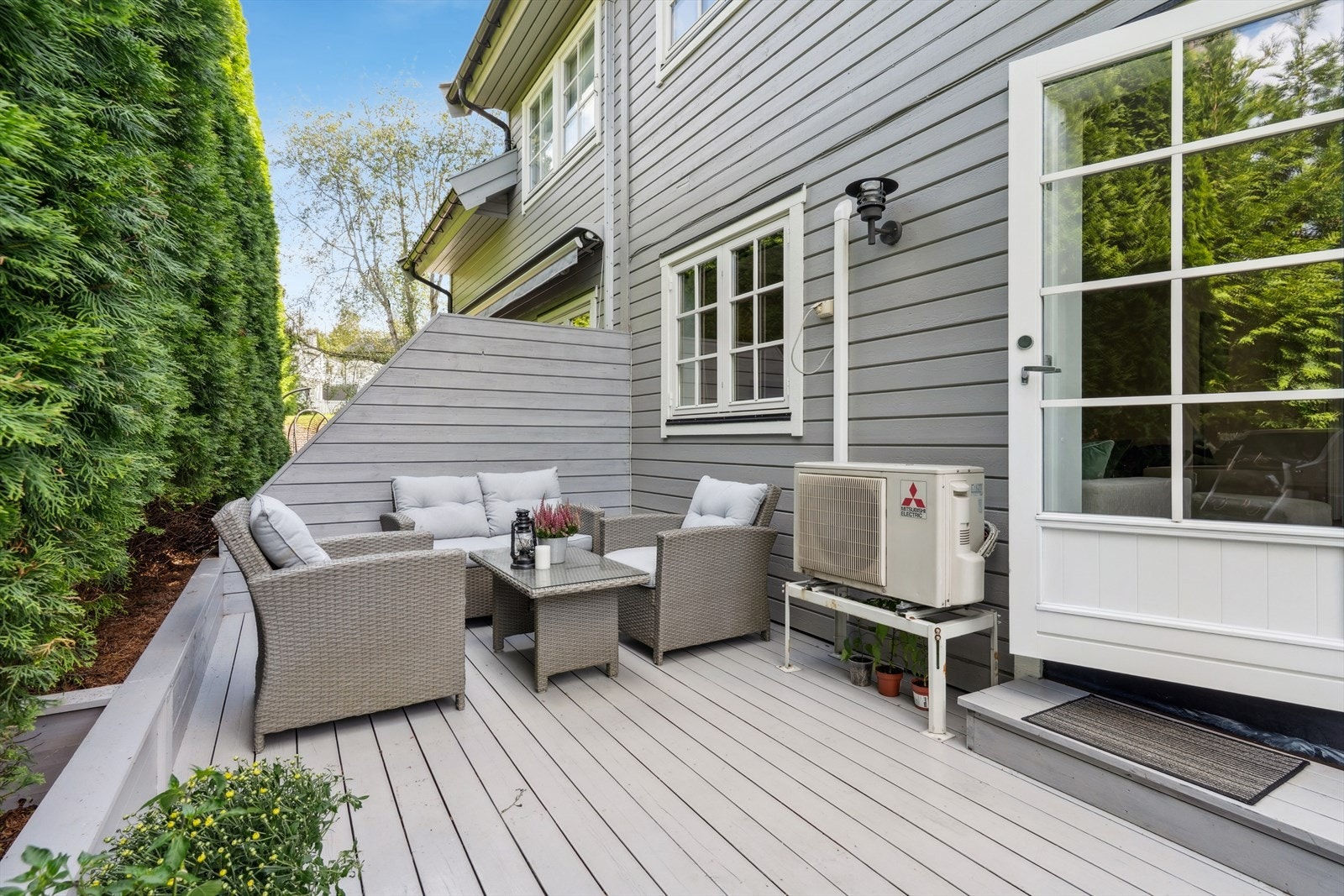 Her er det god plass til både hagemøbler og grill. Galleribilde