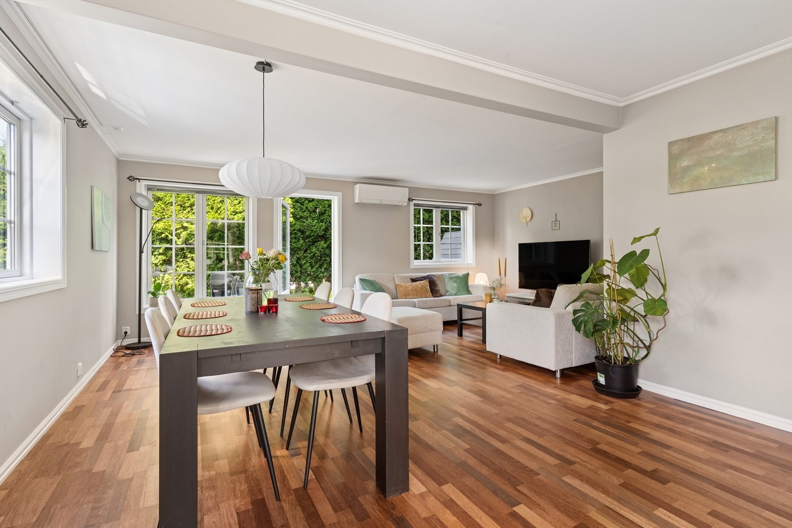 Stuen er lys og trivelig med plass til flere møbleringsmuligheter for å skape den stuen du selv ønsker. Galleribilde