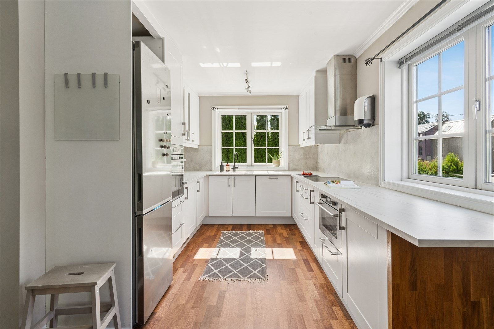 Kjøkkenet er innredet i en praktisk form, og har godt med både skap- og benkeplass. Galleribilde