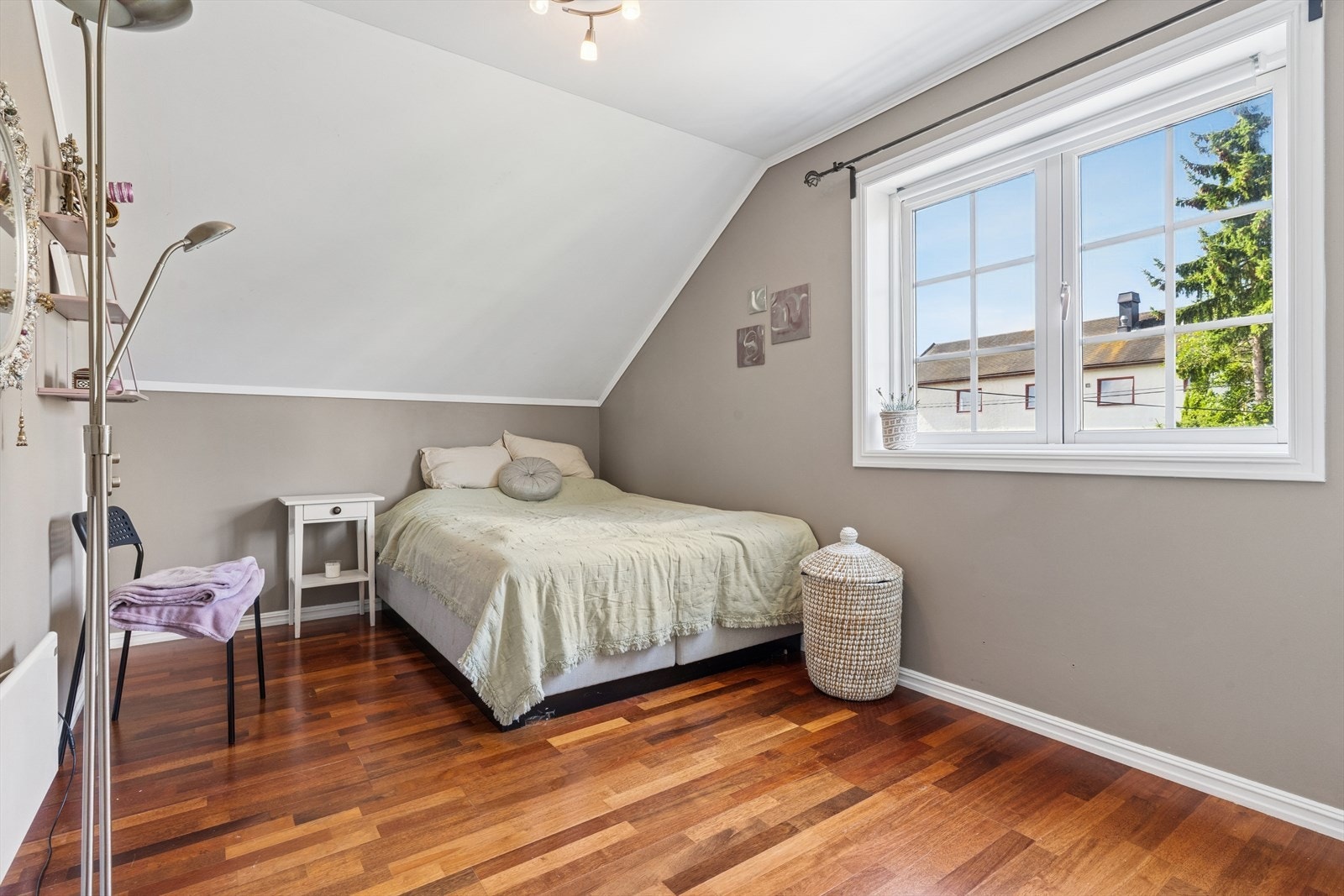 De to andre soverommet er mindre men praktisk utført med god plass til seng, tilhørende møblement og lesekrok. Galleribilde