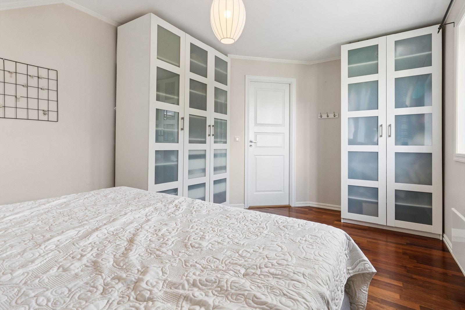 Her er det store garderobeskap med god oppbevaringsplass. Galleribilde