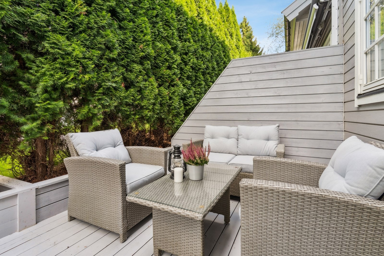 Fra stuen er det utgang til en usjenert terrasse. Galleribilde