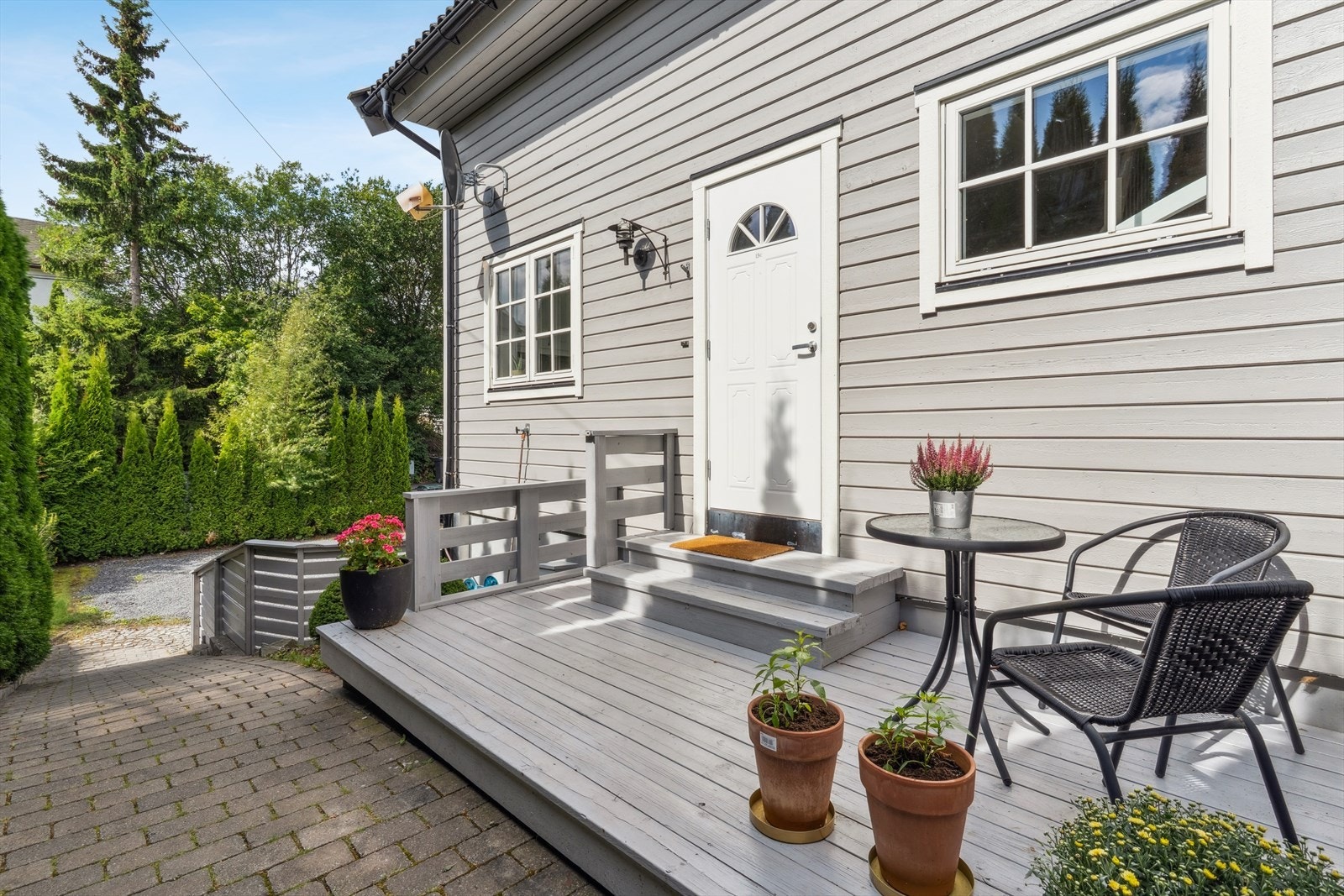 Belegningsstein opp til inngangspartiet hvor det ifølge selger er lagt varme i gangvei (kun i det bratteste partiet). Fin uteplass etablert ved inngangspartiet. Galleribilde