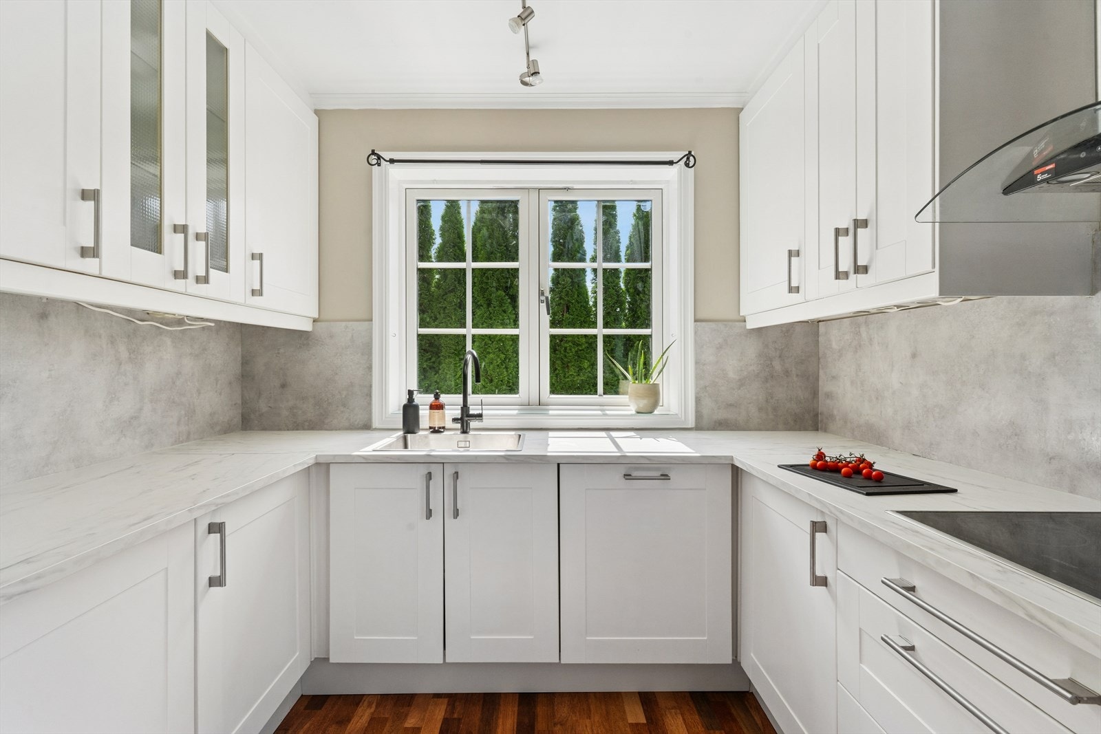 Innredning med profilerte fronter og laminat benkeplate med nedfelt stålkum med ett basseng og ettgreps kjøkkenkran. Galleribilde