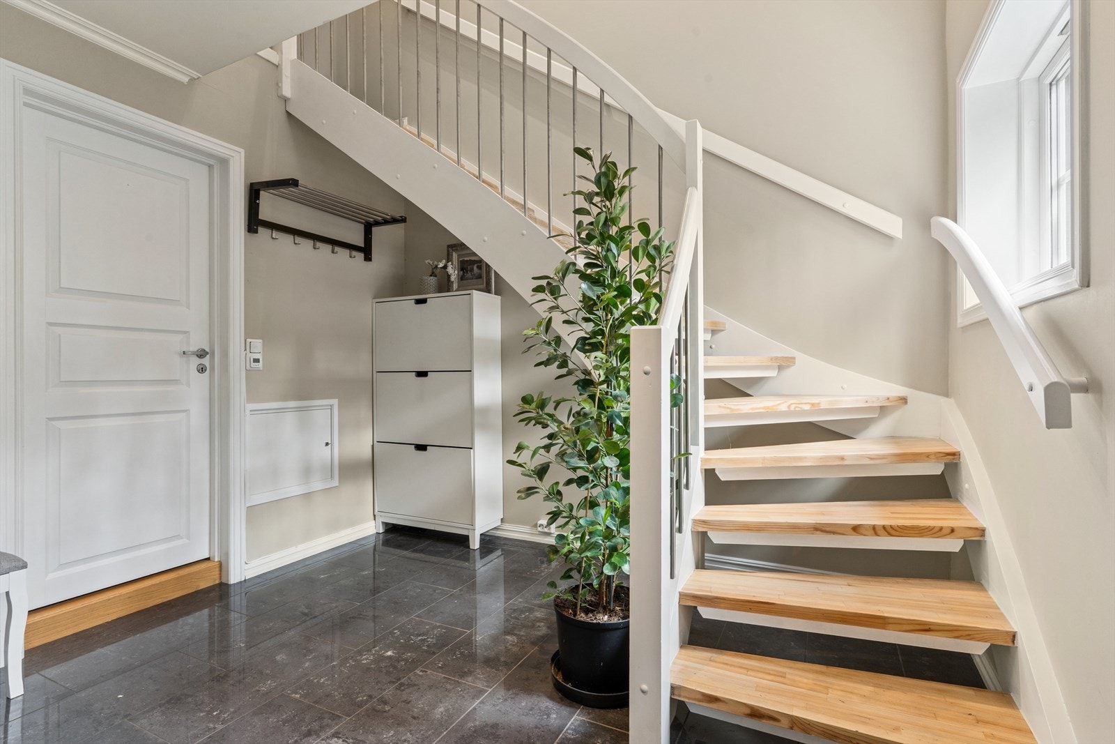 Det er god plass til å oppbevare ytterklær og sko. Galleribilde