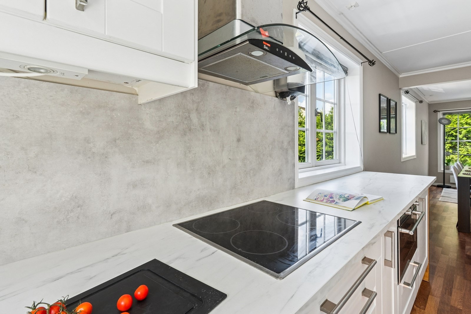 Det er fliser mellom benk og overskap, praktisk ved matlaging. Galleribilde