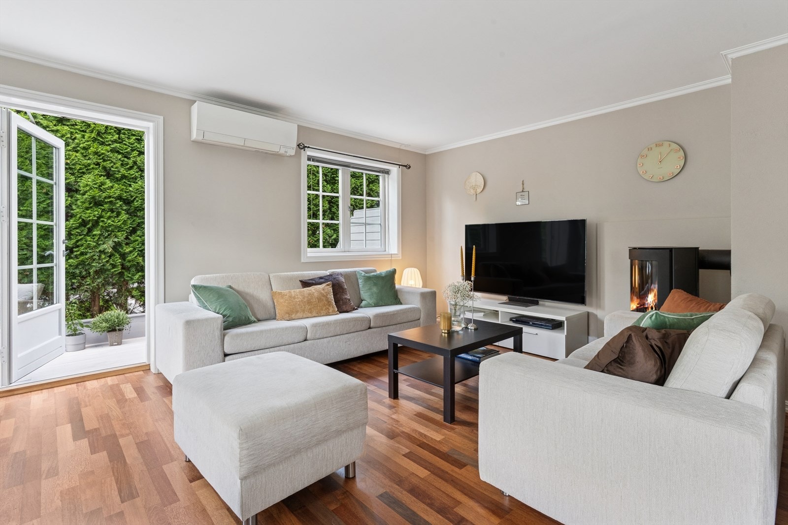 Her er det flere vindusflater som slipper inn mye naturlig lys og skaper en god atmosfære i rommet. Galleribilde