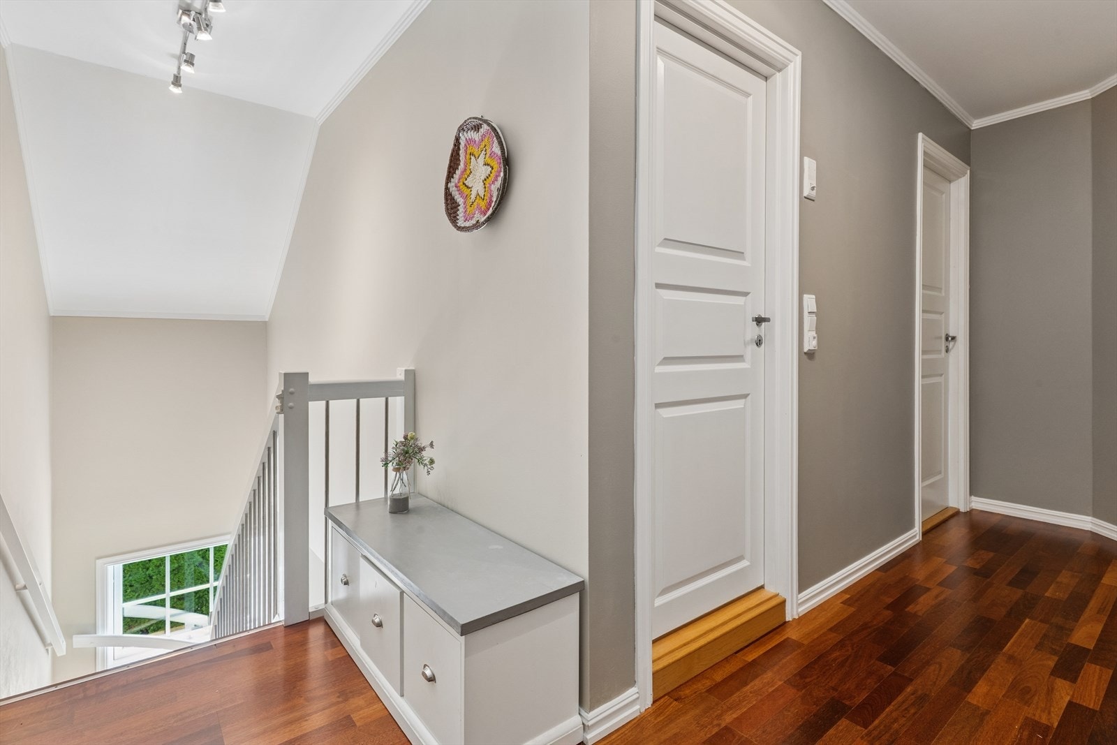 Videre byr boligen på tre gode soverom, alle plassert i boligens 2. etasje. Galleribilde