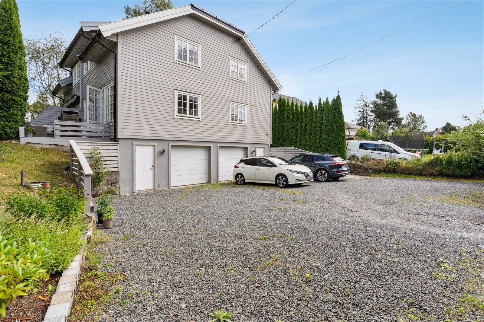 Gode parkeringsplasser på stor gruset parkeringsplass og i hver sin garasje. Galleribilde