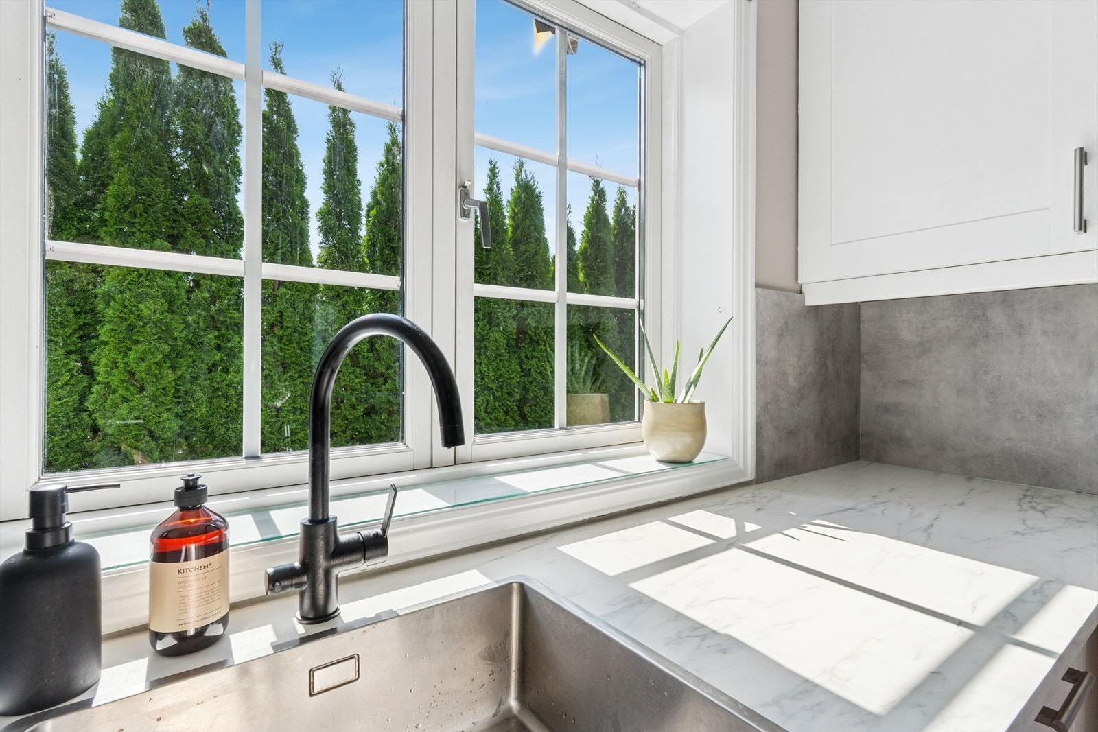 Godt arbeidslys på kjøkkenet via stort vindu. Galleribilde