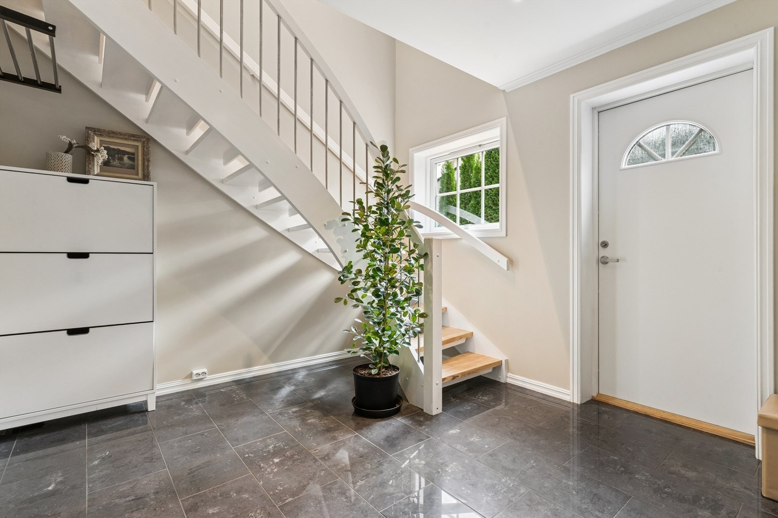 Her ønskes du velkommen inn i en flislagt entré med gulvvarme. Galleribilde