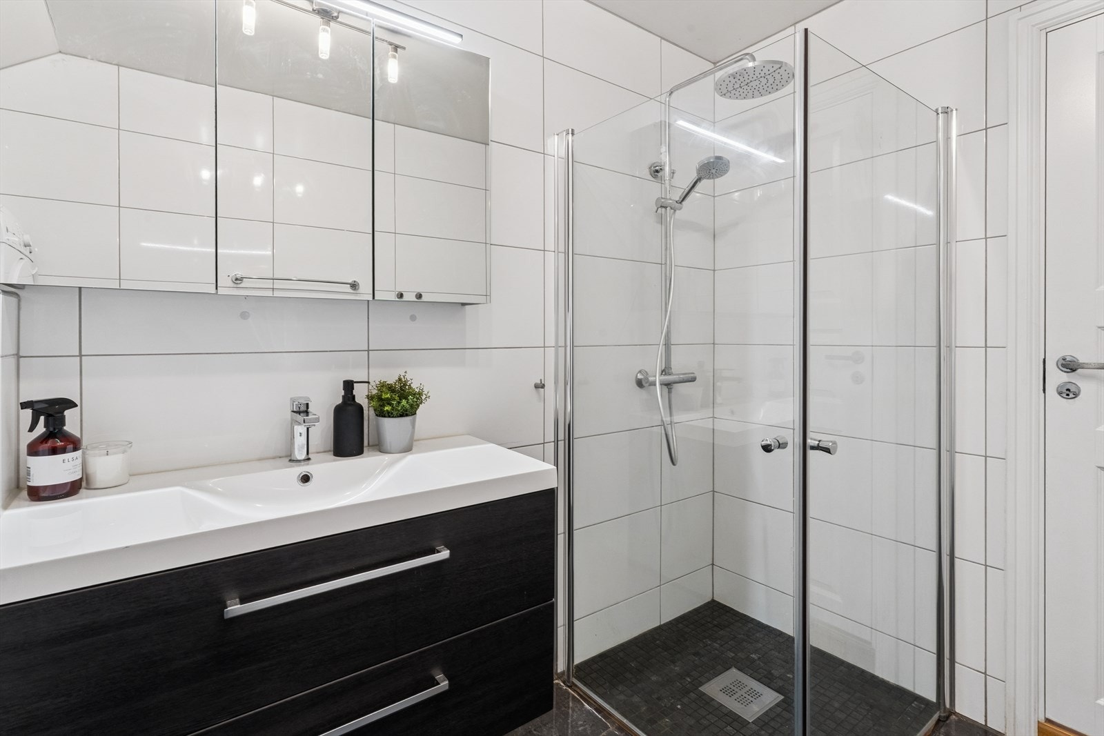 Bad i 2. etasje er flislagt med deilig gulvvarme, utstyrt med toalett, dusj, baderomsinnredning med heldekkende servant og speilskap. Galleribilde